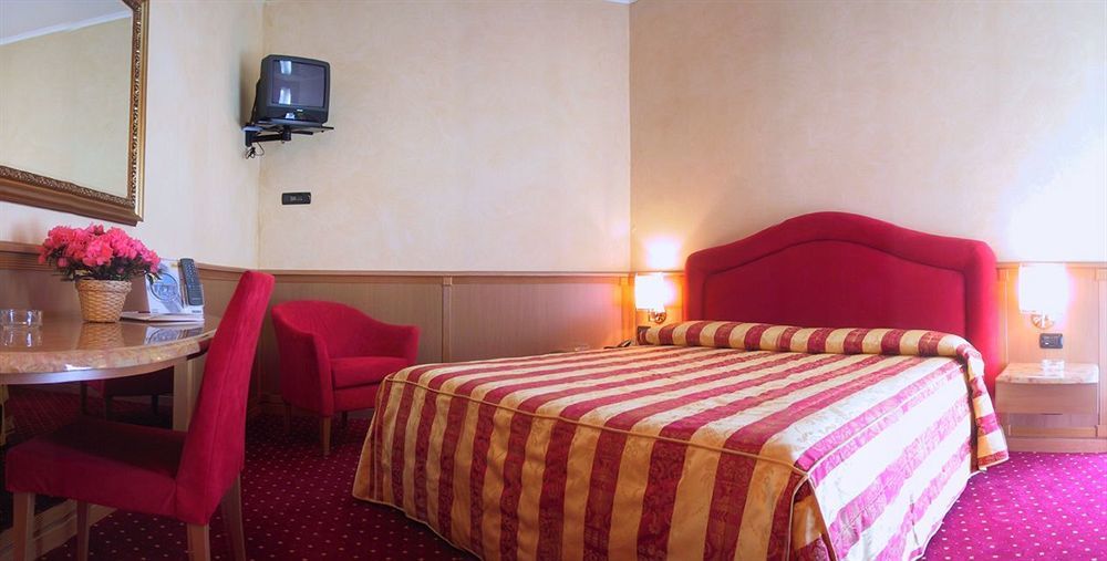 فندق لوناتي بوتْزولوفي  فندق إيربورت مالبينسا الغرفة الصورة